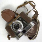 Voigtländer Vito CL mit Color-Skopar 2,8/50 Objektiv in brauner Ledertasche. Dabei auch eine