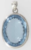 Großer Anhänger aus 925er Silber, mit Schmuckstein besetzt. Länge ca. 5,5 cm, Breite ca. 2,5 cm.