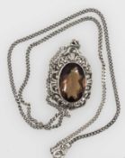 Kette, gepunzt mit 925er Silber, mit einem Anhänger, gepunzt mit 835er Silber, besetzt mit einem