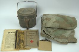 Lot Militaria, dabei eine Staubschutzbrille, 3 Bücher: Lehrbuch „Der gute Kamerad“ und ein
