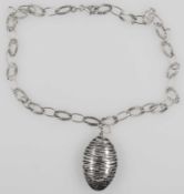 Kette mit Anhänger, gepunzt mit 925er Silber. Länge ca. 48 cm. Gewicht ca. 16,40 gr.