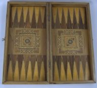 Backgammon und Schachspiel als aufklappbares Kombinationsspiel, Holz, mit Intarsien. Jeweils 15