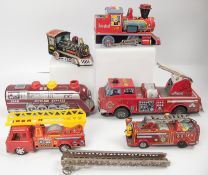 Lot Blechspielzeug, Lokomotiven und Feuerwehr. Länge: bis ca. 37 cm.