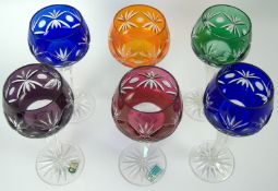 Lot farbige Bleikristall Weingläser, verschiedene Farben, insgesamt 6 Stück. Höhe ca. 19 cm