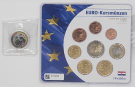 2-Euro-Münze mit Kaltemaille „Volksaufstand – 17. Juni 1953“ sowie ein Euro-Kursmünzensatz aus