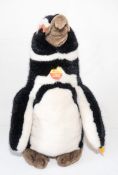 Steiff Pinguin Maggy, KFS; Höhe: ca. 44 cm.