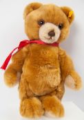 Steiff Bär, Höhe: ca. 26 cm. Mit Knopf und Fahne.