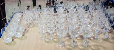 Lot Gläser, dabei 6 Wassergläser, 18 Weingläser, 12 Likörgläser, 12 Sektgläser, 6 Cognac. Gleiche