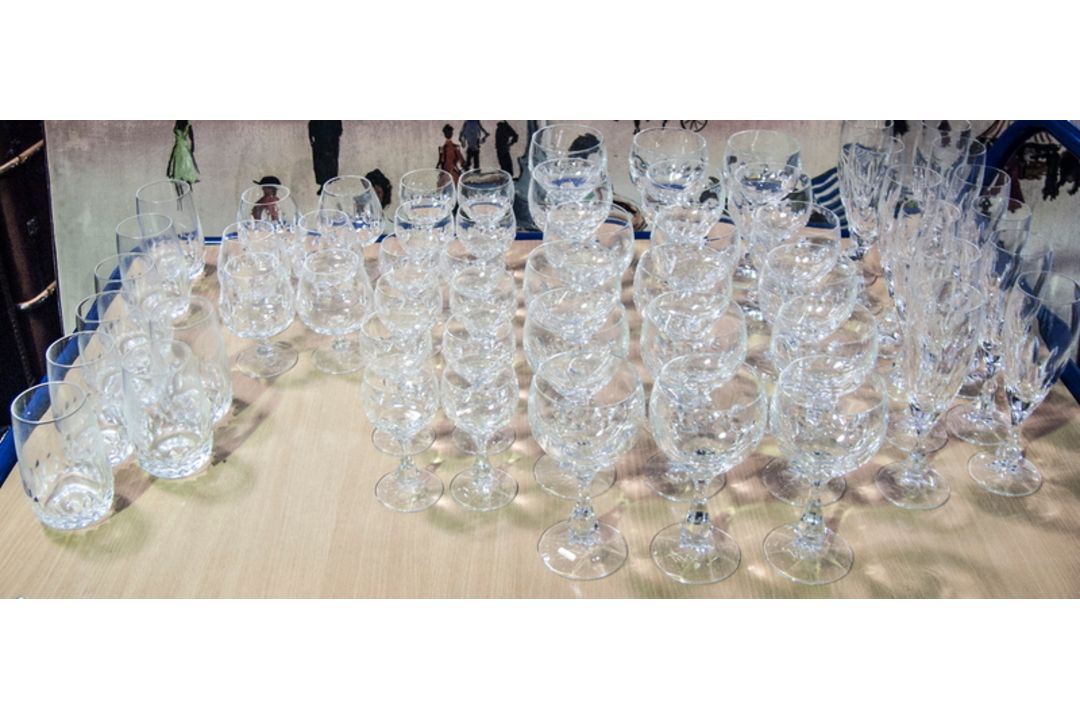 Lot Gläser, dabei 6 Wassergläser, 18 Weingläser, 12 Likörgläser, 12 Sektgläser, 6 Cognac. Gleiche