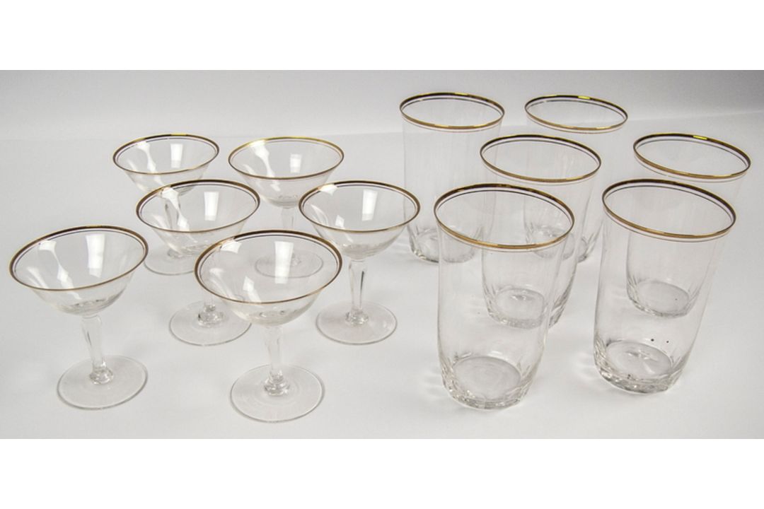 Lot Gläser mit Goldrand, feines Glas, dabei 6 Wassergläser sowie 6 Likörgläser. Guter Zustand.