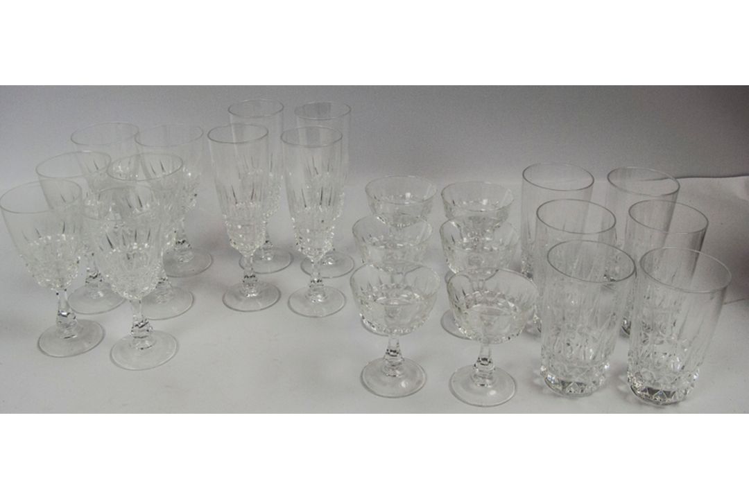 Lot Gläser, dabei 6 Wassergläser, 6 Weingläser, 6 Likörgläser sowie 4 Sektgläser. Gleiche Serie,