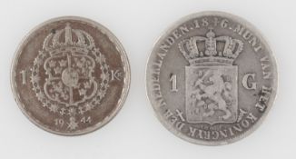 Niederlande 1846, 1 Gulden "Wilhelm II." KM # 66. Dazu Schweden 1944 1 Krone "Gustav V.". KM #