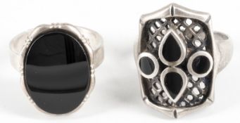 2 Ringe mit Onyx Platten, 925er Silber.