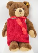 Steiff Bär, Höhe: ca. 35 cm. Mit Knopf und Fahne.