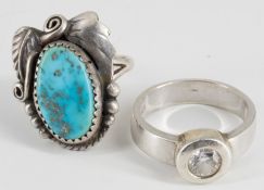 2 Ringe, verschiedene Modelle. Beide 925er Silber gepunzt.