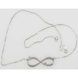 Kette mit personalisiertem Infinity-Anhänger, gepunzt mit 925er Silber. Länge ca. 48 cm.