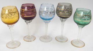 Fünf farbige Kristall Weingläser mit filigranen Golddekor mit Blumen- und Rankenmuster am Kelch