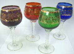 Bunte Vintage-Weingläser mit filigranen Goldverzierungen und gedrehten Klarem Glas Stielen. Goldrand