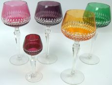 4 farbige Weingläser, verschiedene Farben sowie 1 Likörglas. Lausitzer Römer mit sechskantigen