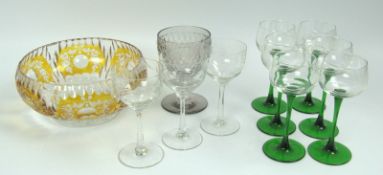 Lot Glas aus Auflösung, dabei Weingläser mit grünem Stil, Schale mit orangfarbenen Einschlüssen,
