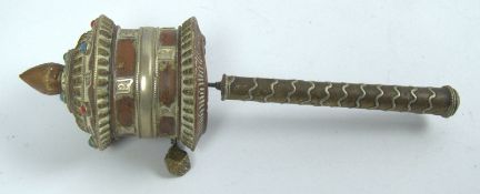 Tibetische Gebetsmühle "Mani-Mühle" rotierender Trommel mit geprägten Mantras und Schmuckakzenten
