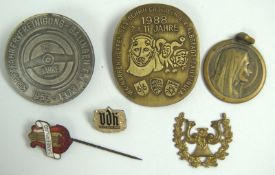 Lot Abzeichen, Medaillen und Anstecknadeln aus Auflösung.