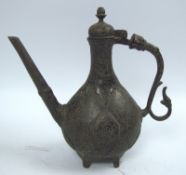 Antike indo-islamische Aftaba Kanne aus Bronze, Indien um 1800. Rundherum mit feinen