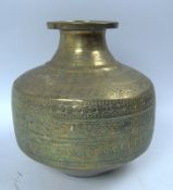 Antikes indisches Messing Wassergefäß mit aufwendig, handgeätzten floralen Mustern. Höhe ca. 27 cm
