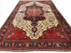 ANTIQUE PERSIAN SAROUGH CARPET.