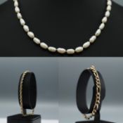 A COLLECTION OF ASSORTED JEWELLERY.
