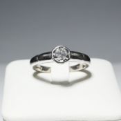 A 9CT WHITE GOLD DIAMOND SOLITAIRE RING.
