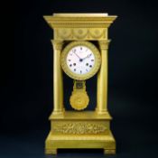 AN EARLY 19TH CENTURY FRENCH EMPIRE MANTEL CLOCK.