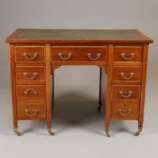 AN EDWARDIAN SHERATON REVIVAL STYLE MAHOGANY KNEEHOLE DESK.