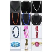 A COLLECTION OF ASSORTED JEWELLERY.