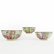 FAMILLE ROSE STYLE CERAMIC BOWLS, A GRADUATED SET OF 3.