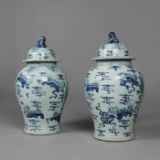 CHINESE EXPORT STYLE BLUE AND WHITE CERAMIC LIDDED URNS, A PAIR.
