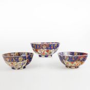 IMARI STYLE CERAMIC BOWLS, A SET OF 3.