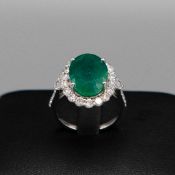 AN 18CT WHITE GOLD EMERALD AND DIAMOND RING.
