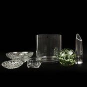 ASSORTED GLASSWARE COMPRISING A BACCARAT STEM VASE (6).