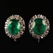 A PAIR OF 14CT ROSE AND WHITE GOLD EMERALD AND DIAMOND STUD EARRINGS.