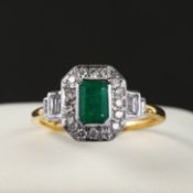 AN 18CT YELLOW AND WHITE GOLD EMERALD AND DIAMOND DRESS RING.
