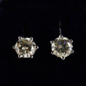 A PAIR OF 18CT WHITE GOLD DIAMOND SOLITAIRE STUD EARRINGS.