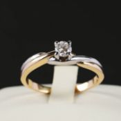 A 14CT WHITE GOLD DIAMOND SOLITAIRE RING.