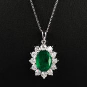 AN 18CT GOLD EMERALD AND DIAMOND CLUSTER PENDANT NECKLACE.