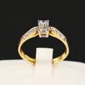AN 18CT GOLD EMERALD-CUT DIAMOND SOLITAIRE RING.
