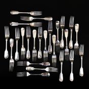 A SET OF TWENTY FOUR GEORGE ALDWINCKLE SILVER FORKS. (24).