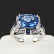A PLATINUM ART DECO STYLE SAPPHIRE AND DIAMOND DRESS RING.