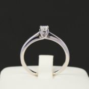 A 9CT WHITE GOLD DIAMOND SOLITAIRE RING.