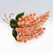 A 15CT GOLD CORAL AND JADE BROOCH.