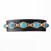 A YELLOW METAL TURQUOISE BRACELET.